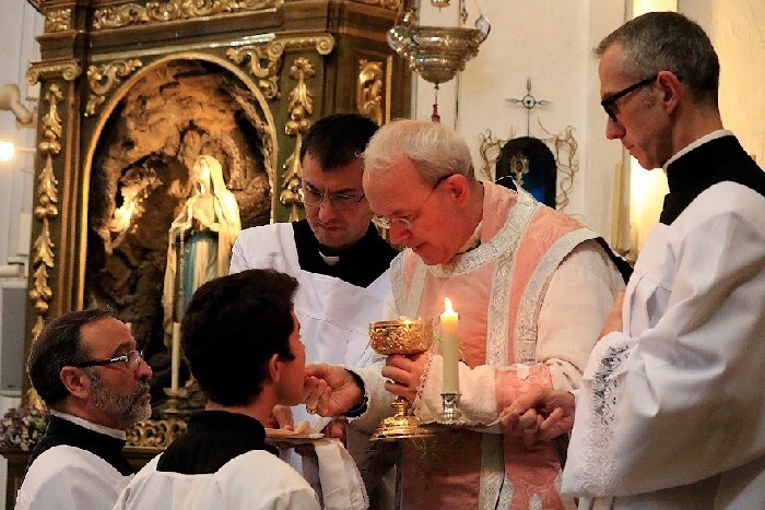 Comungar de joelhos :: Vida e Fé Católica